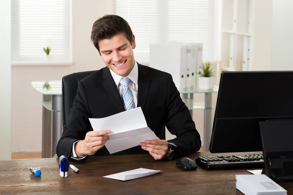 Businessman Reading Paper — Stock Photo, Image