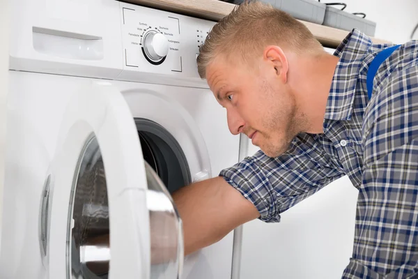 Klusjesman herstellen wasmachine — Stockfoto