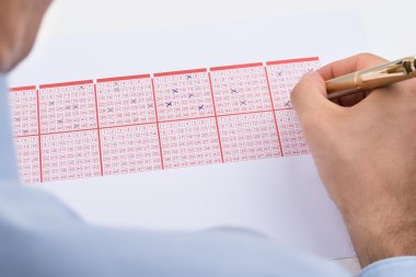 Piyango Bilet üzerinde işaretleme işadamı