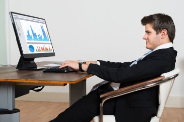 işadamı çözümlenirken grafik bilgisayar üzerinde