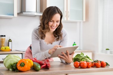 Kadın dijital Tablet ve sebze ile