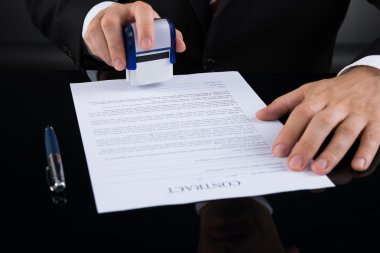 İşadamı Stamper kullanarak