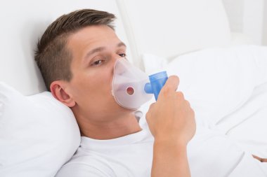 Adam Inhaler maskesi ile nefes