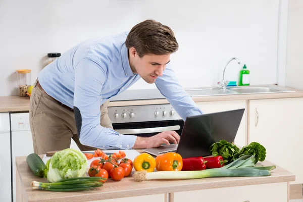 Homem olhando para o laptop — Fotografia de Stock