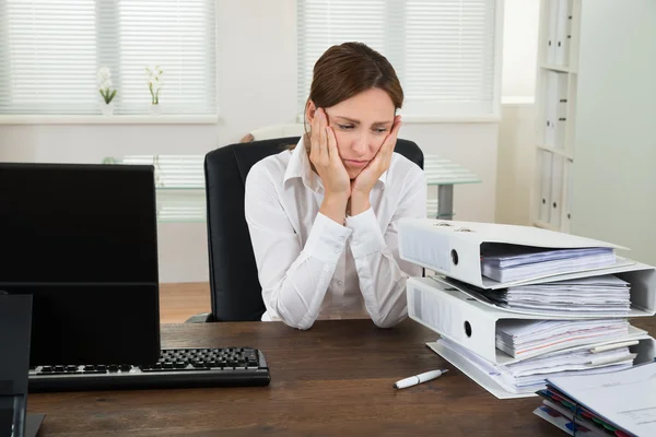 Young Businesswoman Looking At Folders — Stock Photo, Image