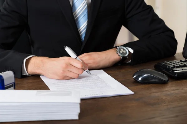 Biznesmen podpisania umowy papieru — Zdjęcie stockowe