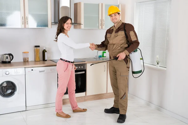 Woman And Pest Control Worker Shaking Hands — Stock Photo, Image