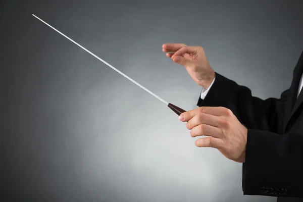 Orkestra şefi holding baton — Stok fotoğraf