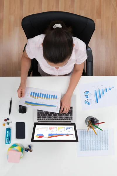 Pengusaha wanita bekerja dengan grafik — Stok Foto