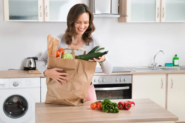 Kobieta sortowanie warzyw — Zdjęcie stockowe