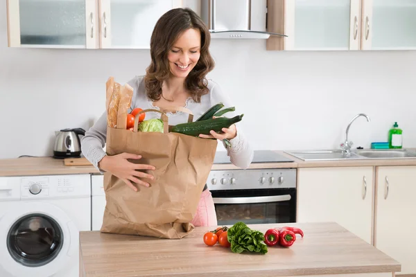 Donna smistamento verdure — Foto Stock