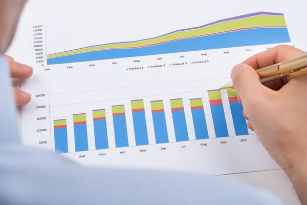 Businessperson Analyzing Graphs — Stock Photo, Image