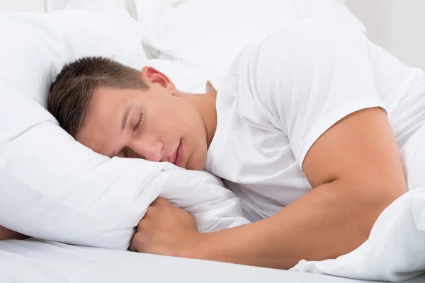 Uomo che dorme sul letto — Foto Stock