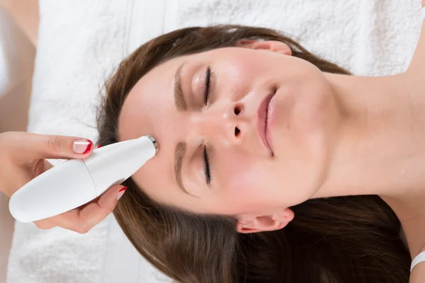 Kvinna tar emot microdermabrasion terapi — Stockfoto