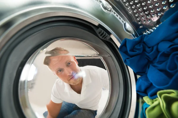 Ember Nézd meg benne a mosógép — Stock Fotó
