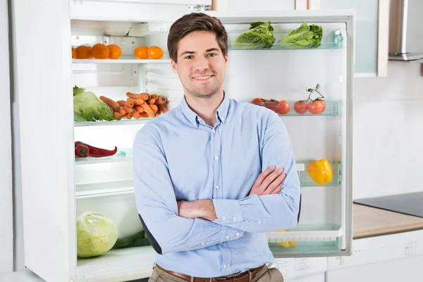 Hombre de pie frente a refrigerador abierto —  Fotos de Stock