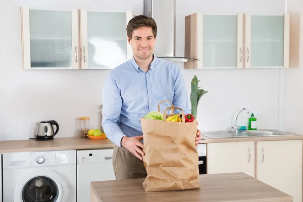 Uomo con sacchetto della spesa — Foto Stock