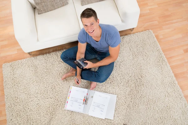 Man Calculating Invoice — Stock Photo, Image