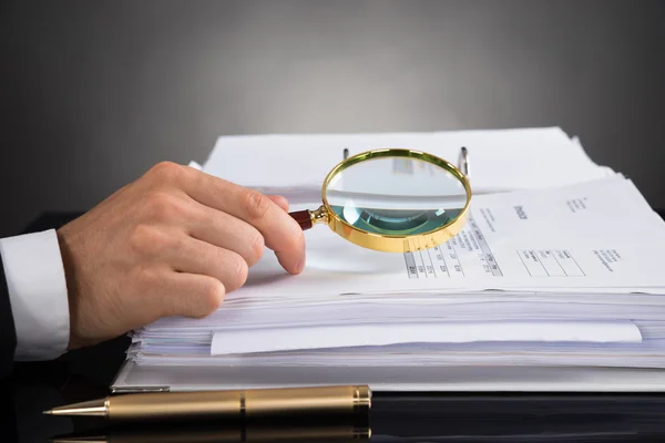 Businessperson Hand Analyzing Receipt With Magnifying Glass — Stock Photo, Image
