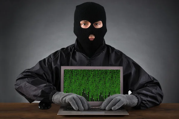 Hacker att skriva på laptop med binär kod — Stockfoto