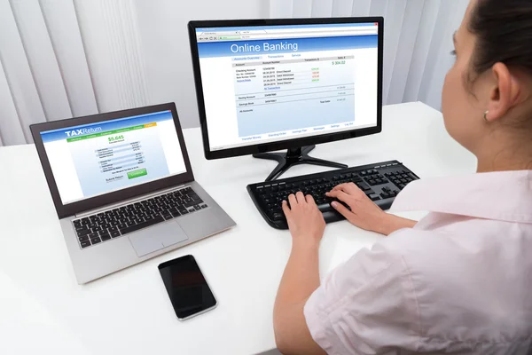 Businesswoman Doing Online Banking — Stock Photo, Image