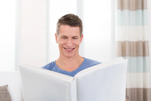 Hombre con libro de fotos — Foto de Stock