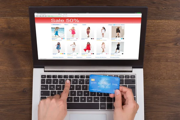 Покупки через Интернет с кредитной картой и ноутбуком — стоковое фото