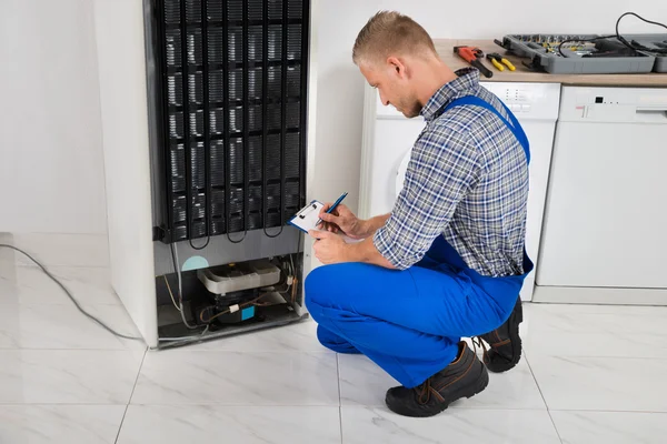 Plumber Writing On Clipboard — Stock Photo, Image