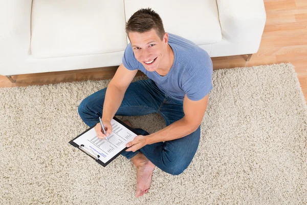 Formulário de levantamento de preenchimento de homem — Fotografia de Stock