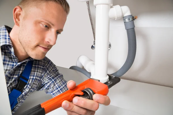 Rörmokare reparera Sink Pipe — Stockfoto