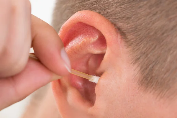 Uomo pulizia il suo orecchio — Foto Stock
