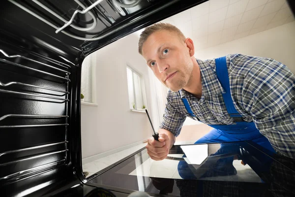 Repairman Fixing Kitchen Oven — Stock Photo, Image
