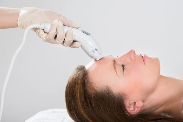 Mulher recebendo tratamento de remoção de cabelo a laser — Fotografia de Stock