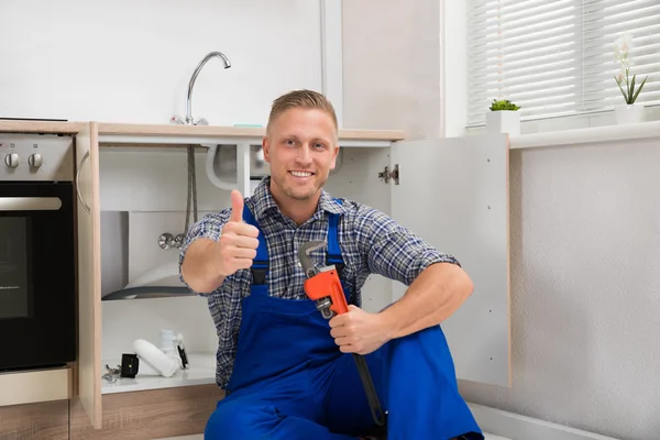 Loodgieter met verstelbare sleutel — Stockfoto