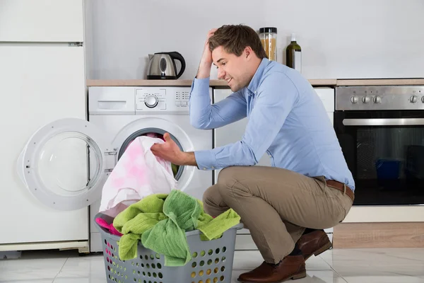 Homem segurando pano manchado — Fotografia de Stock