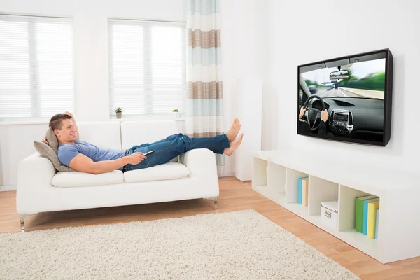 Homem assistindo filme em casa — Fotografia de Stock