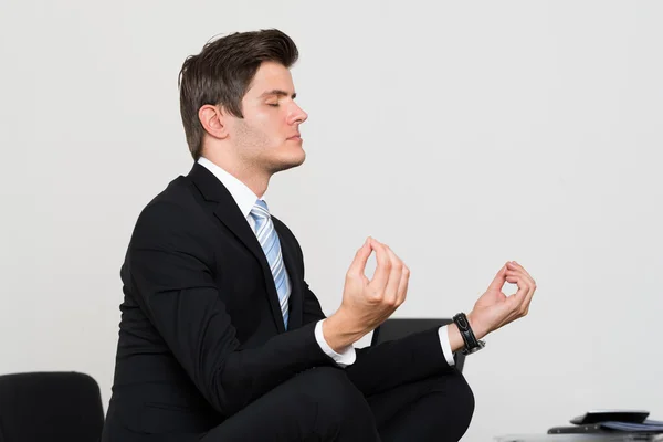 Uomo d'affari che fa meditazione — Foto Stock