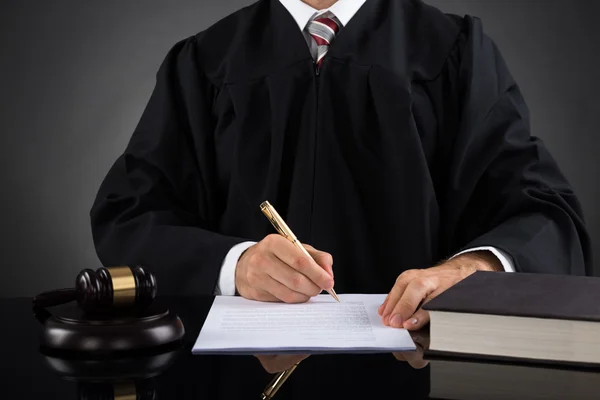 Judge Writing On Paper In Courtroom — Stock Photo, Image