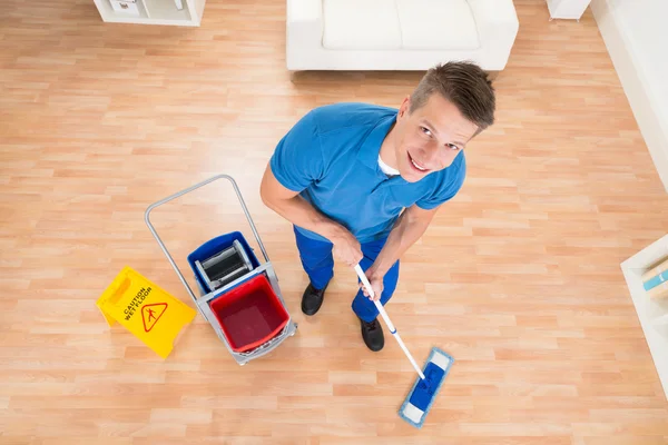 Arbetaren uppsamlingsöverföringar golv — Stockfoto