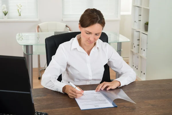 Geschäftsfrau liest Dokument — Stockfoto