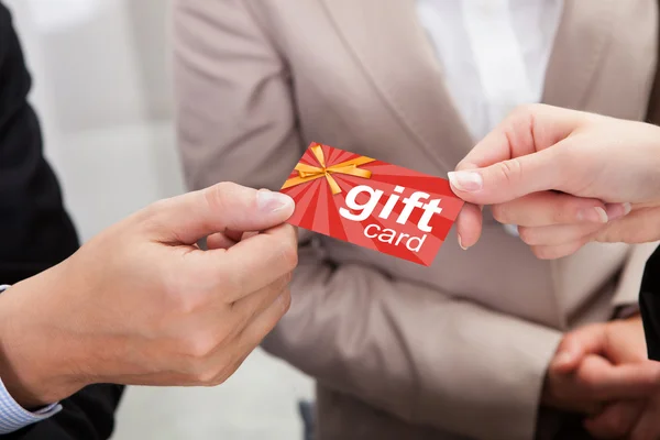 Бізнесмен дарує подарункову картку іншому бізнесмену — стокове фото