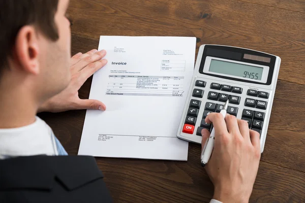 Empresario Calcular Impuesto en la Oficina — Foto de Stock