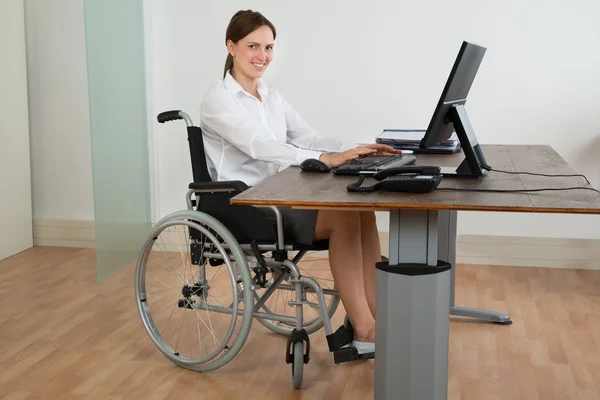 Businesswoman On Wheelchair While Working On Computer — Stock Photo, Image