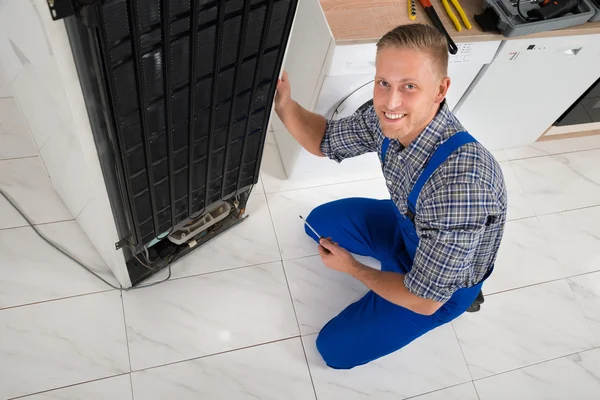 Reparador de refrigerador de reparación — Foto de Stock