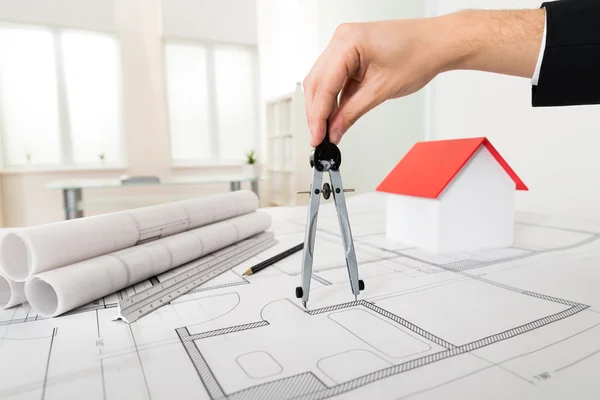 設計図を建築家両手コンパス — ストック写真