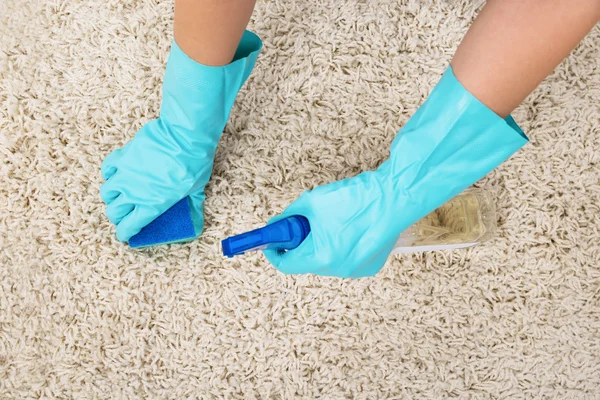 Manos de mujer frotando alfombra —  Fotos de Stock