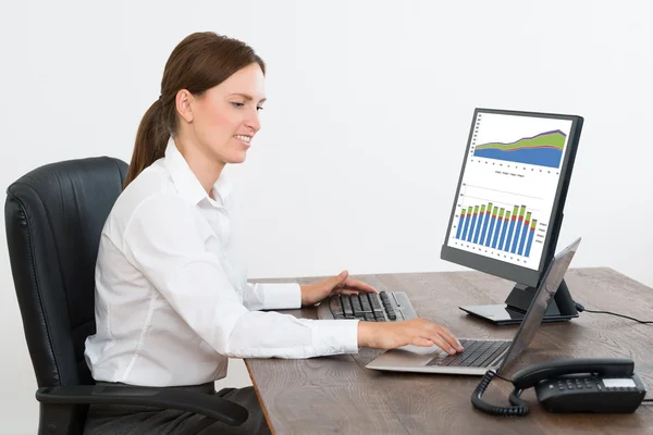 Businesswoman Working On Statistical Reports — Stock Photo, Image