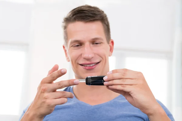 Man Checking Blood Sugar Level — Stock Photo, Image