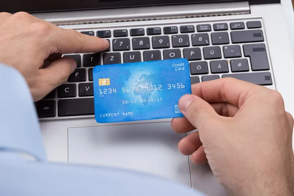 Kredi kartı Online alışveriş ile kişi — Stok fotoğraf