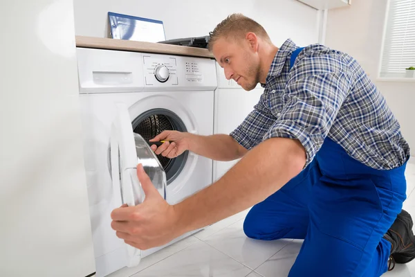 Tekniker att göra tvättmaskin — Stockfoto